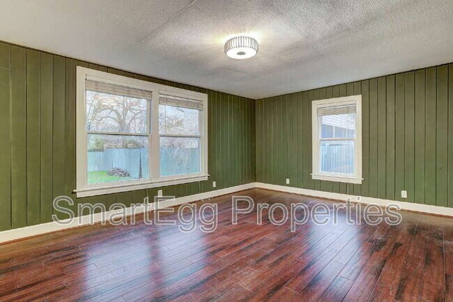 Building Photo - 1309 E 13th St