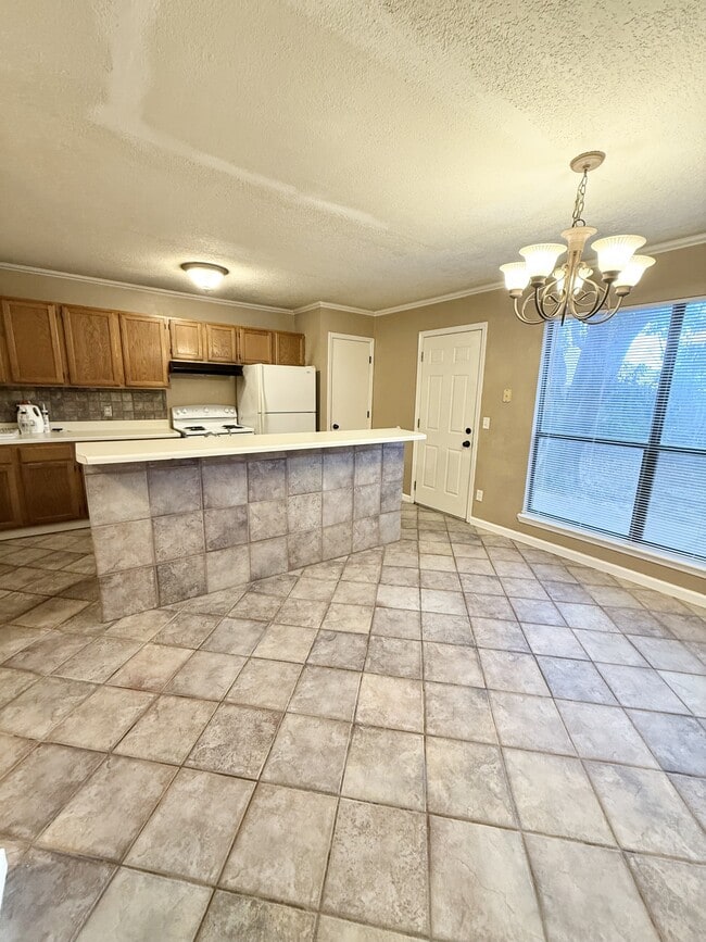 Building Photo - 1334 Eastgate Dr