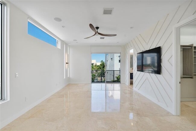 Building Photo - 3270 NE 15th St