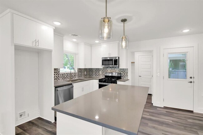 Building Photo - 2101 Benwick Cir