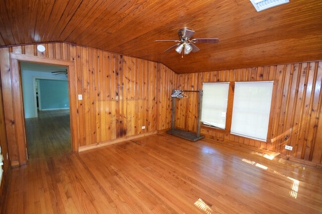 Building Photo - 3 Bed 2 Bath with Large Backyard Close to ...