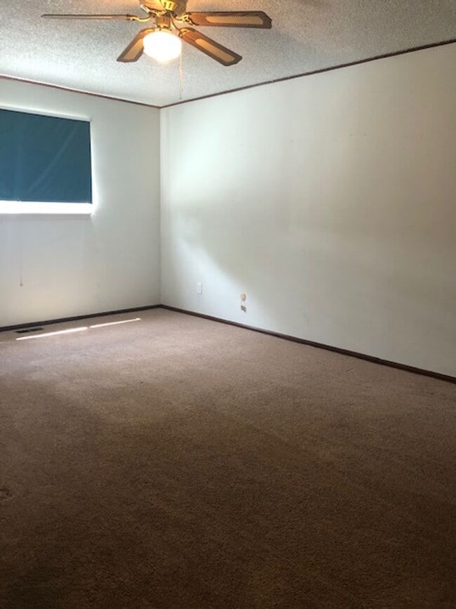 Building Photo - Roomy 3 bed/2 bath house with yard