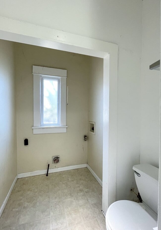 Building Photo - Large 3 Bedroom