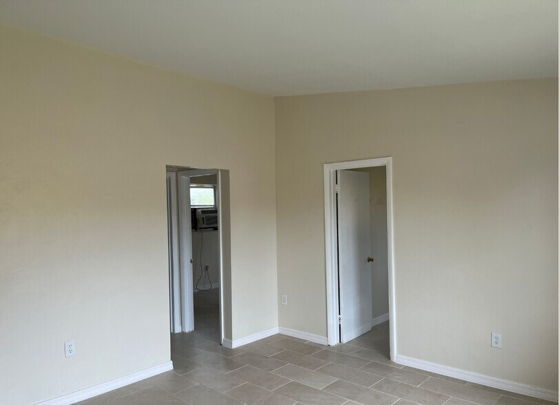 Primary Photo - 2721 NW 28th St