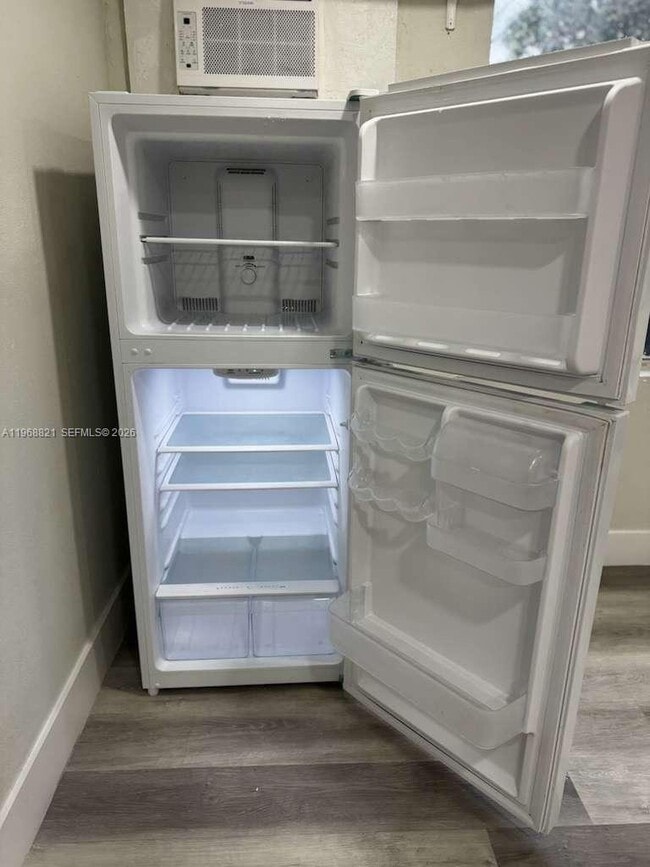 Building Photo - 582 E 18th St