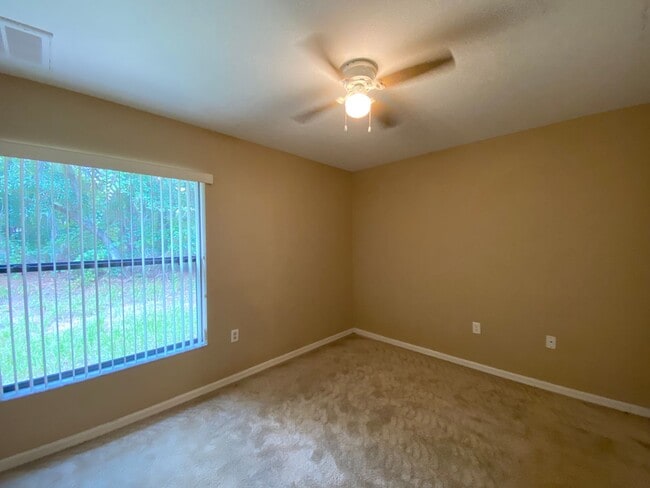 Building Photo - Desirable SW Ocala Neighborhood 3/2/2 **Wo...