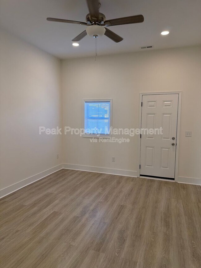 Building Photo - 3014 Parkwood Ave