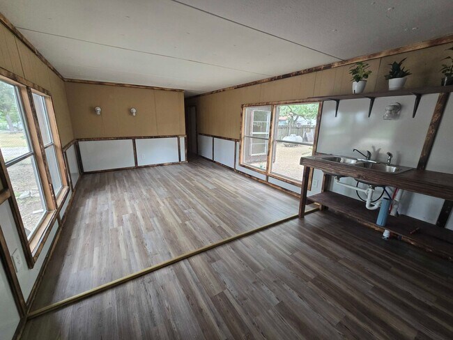 Building Photo - Affordable Living Near Bastrop