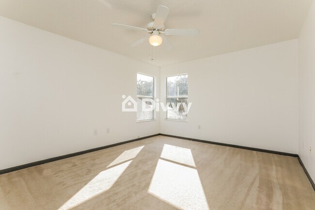 Building Photo - 831 Balmoral Dr