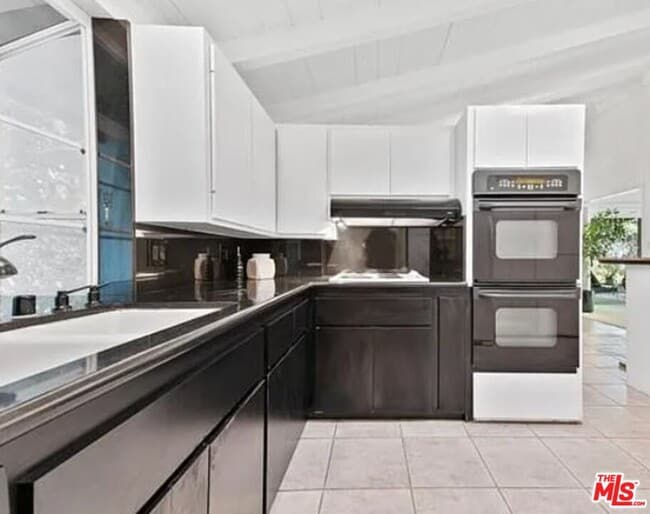Building Photo - 4363 Hayvenhurst Ave