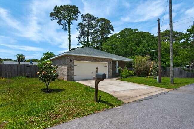 Building Photo - "Charming 3-Bed Home in Mary Esther with $200.00 Off First Full Month's Rent!"