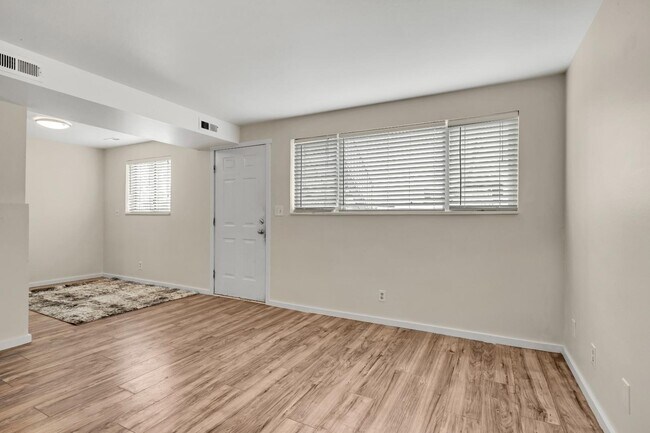 Building Photo - 817 W Heather Ln