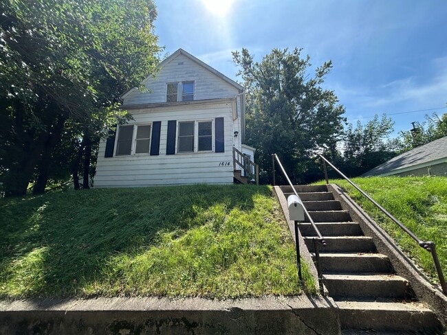 Primary Photo - 2 Bedroom 1 Bath House in Moline