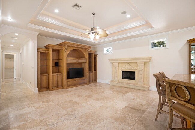 Building Photo - ** OAKES ESTATES ** 4 BED + DEN / 3.5 BATH...