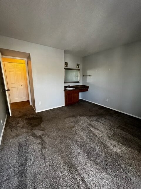 Building Photo - Downtown 2bd Townhouse! Balcony, off-street parking!