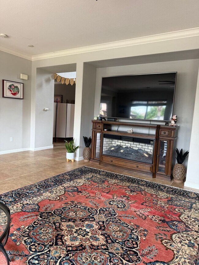Building Photo - Gorgous 4 bedroom, 3 full bath home with pool