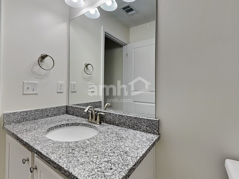 Building Photo - 208 Clearwater Cir