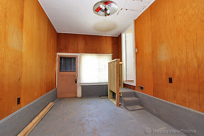 Building Photo - House Close To Campus!