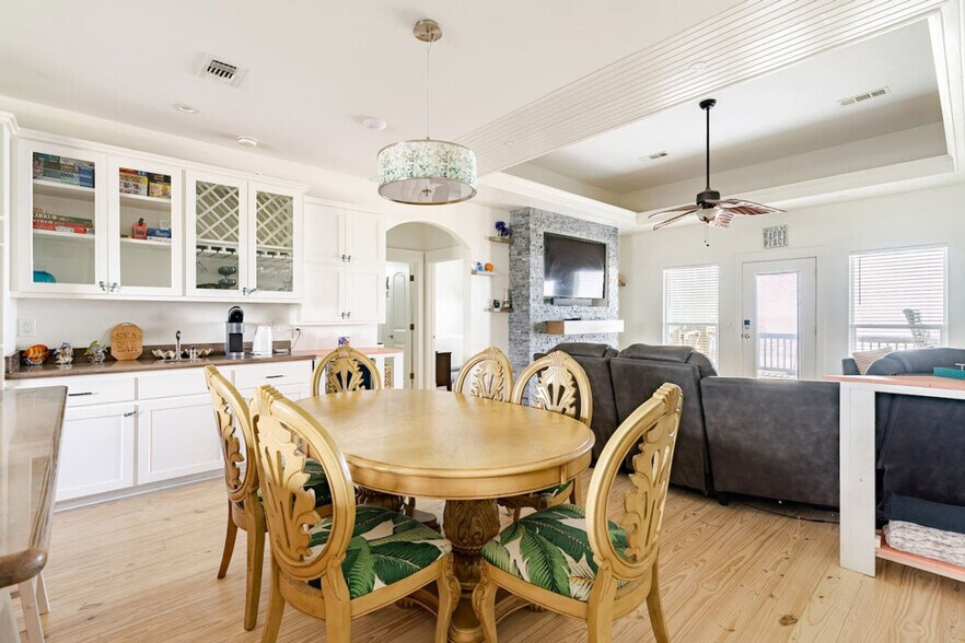 Building Photo - 986 Dolly St