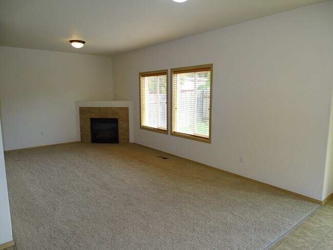 Building Photo - 6307 NE 59th Ct
