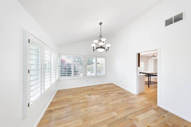 Building Photo - Charming Corner Lot Home on Oversized 10,000 Sq Ft Lot