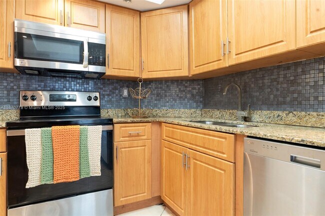 Building Photo - 300 Bayview Dr