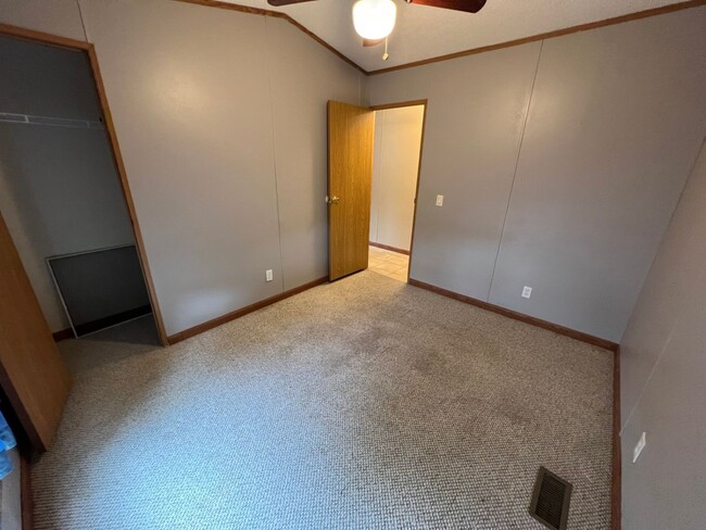 Building Photo - 3 Bedroom 2 Bath Updated Mobile Home with ...