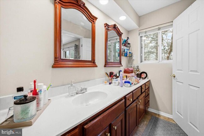 Building Photo - 903 Leverton Rd