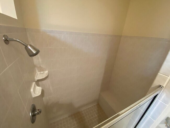 Building Photo - SEASONAL or ANNUAL LEASE. Large 4 Bed + 4 ...