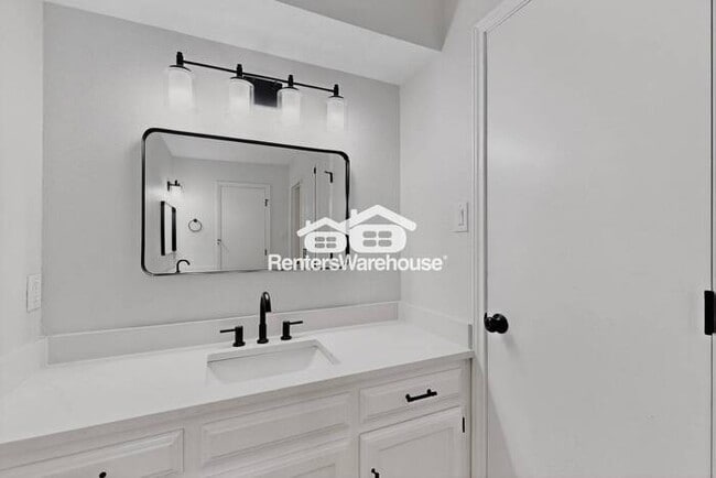 Building Photo - MOVE IN READY COMPLETELY UPDATED - 3BED/2B...