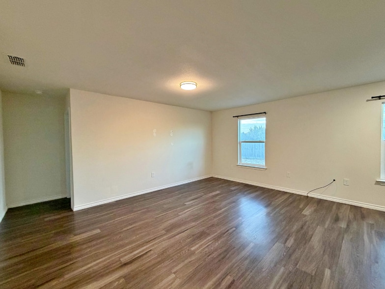 Building Photo - 7026 Phoenix Dr