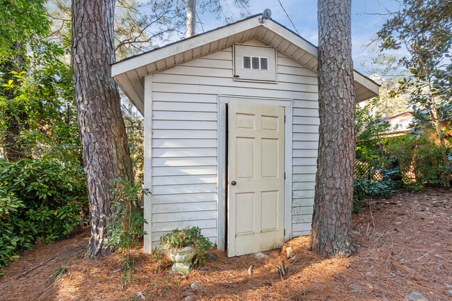 Building Photo - 2201 Knollwood Dr