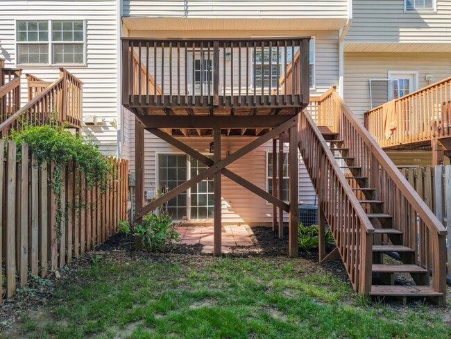 Building Photo - Spacious 3 Story Townhome Located in the Heart Raleigh! Available Now!