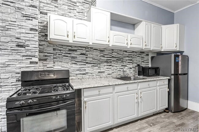 Building Photo - 946 Main St