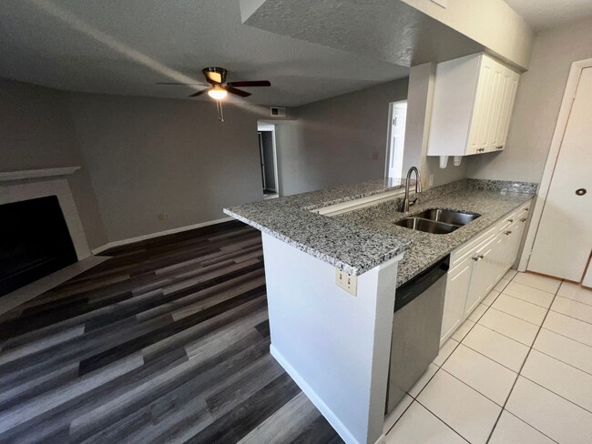 Building Photo - 3/2 Regency Gardens 1st Floor Condo with N...