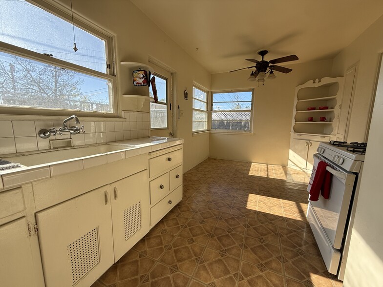 Building Photo - 6627 Farmdale Ave