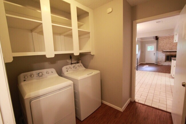 Building Photo - East Austin 4BR Gem on Cul-de-Sac w/ Spacious Lot & Updates