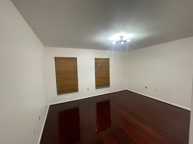 Building Photo - 14 Canterbury Sq