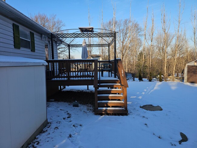 Building Photo - Rural Ranch Home - Bring Your Chickens!