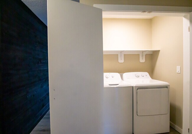 Building Photo - Stunningly Renovated Spacious 2-Bed w/Built-ins, DW, WD, Parking + More!