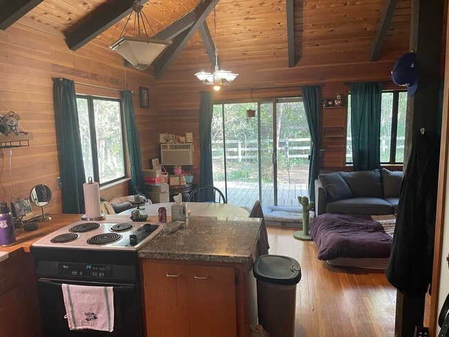 Building Photo - Cozy and convenient, private location, Cot...