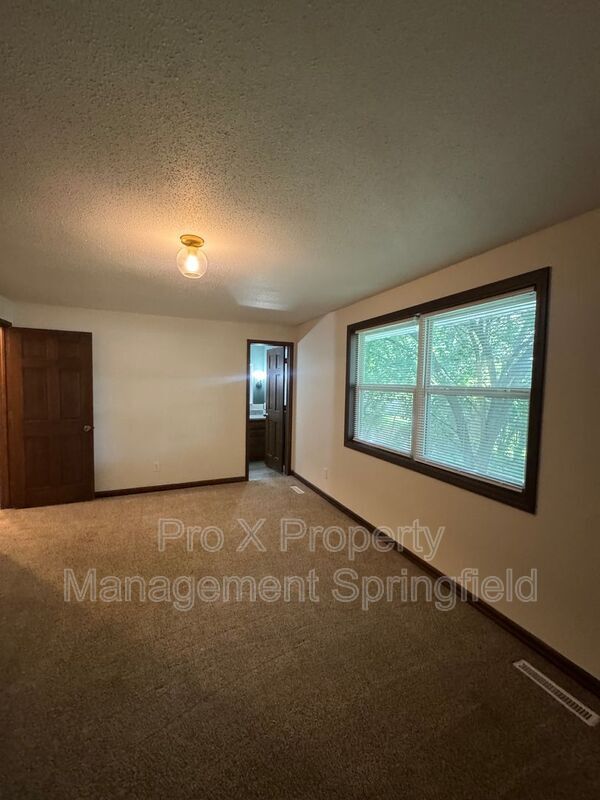 Building Photo - 3332 S Southlyn Pl
