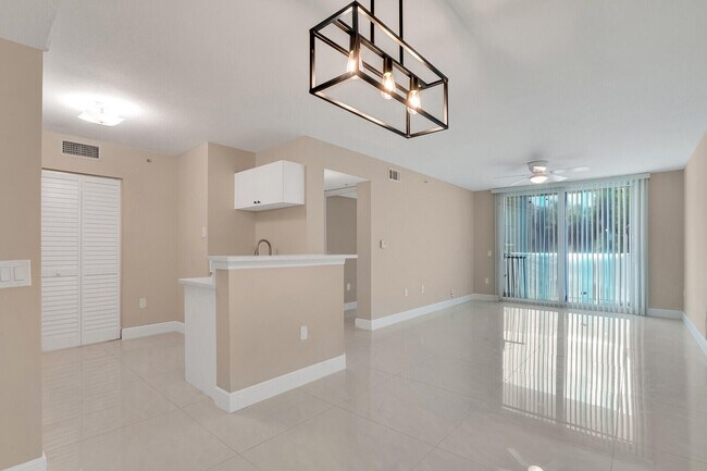 Building Photo - 611 Villa Cir