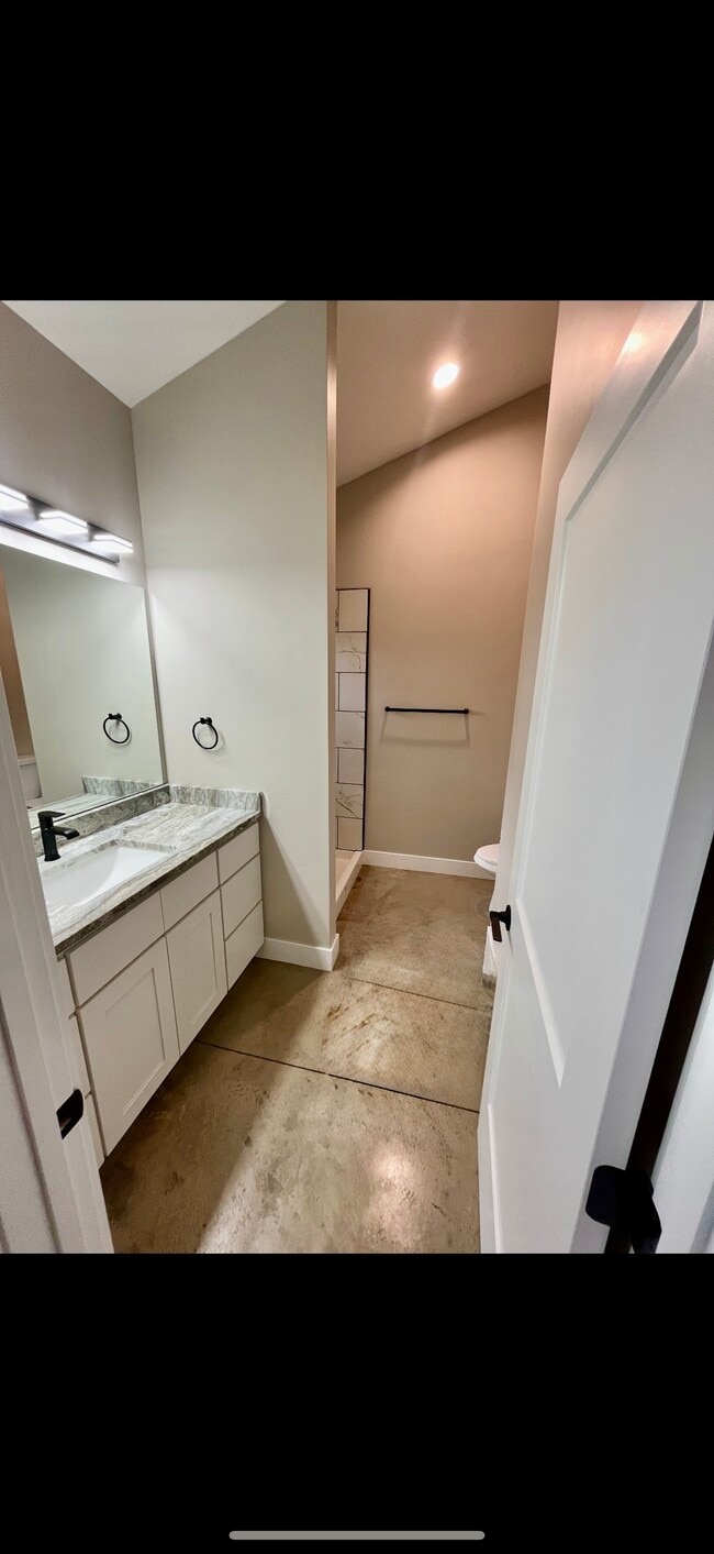 Building Photo - 320 E Golf Pl