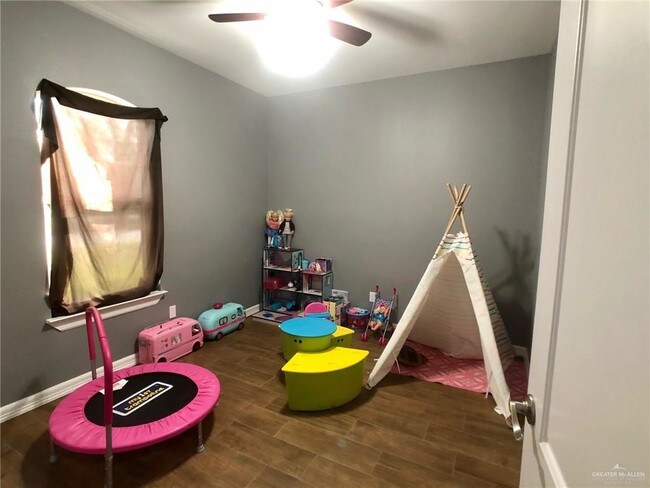 Building Photo - 18 Montemorelos St