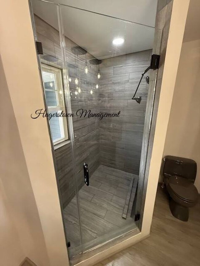 Building Photo - Spectacular 1-2 BR Single Family Home - Ju...