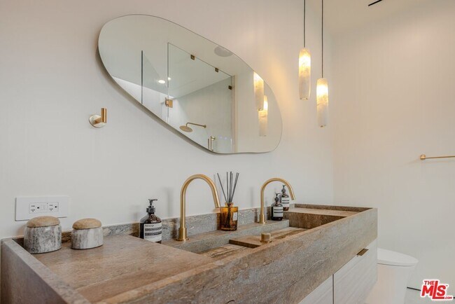 Building Photo - 4703 Saloma Ave