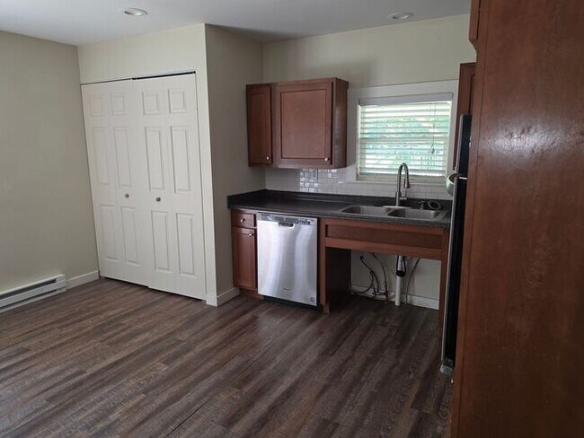 Building Photo - 3 bedroom home Eau Claire