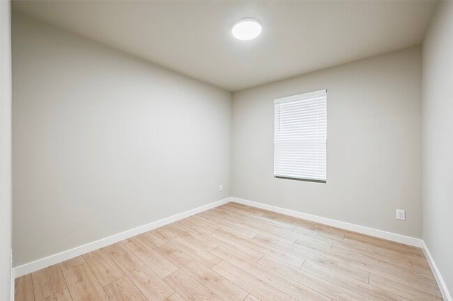 Building Photo - 946 Olive Dr