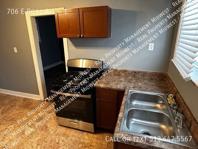 Building Photo - 706 E Ross Ave